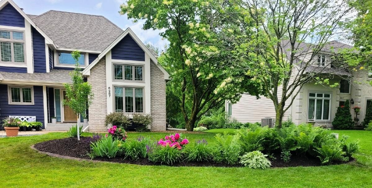 Perennial planting bed with mulch border